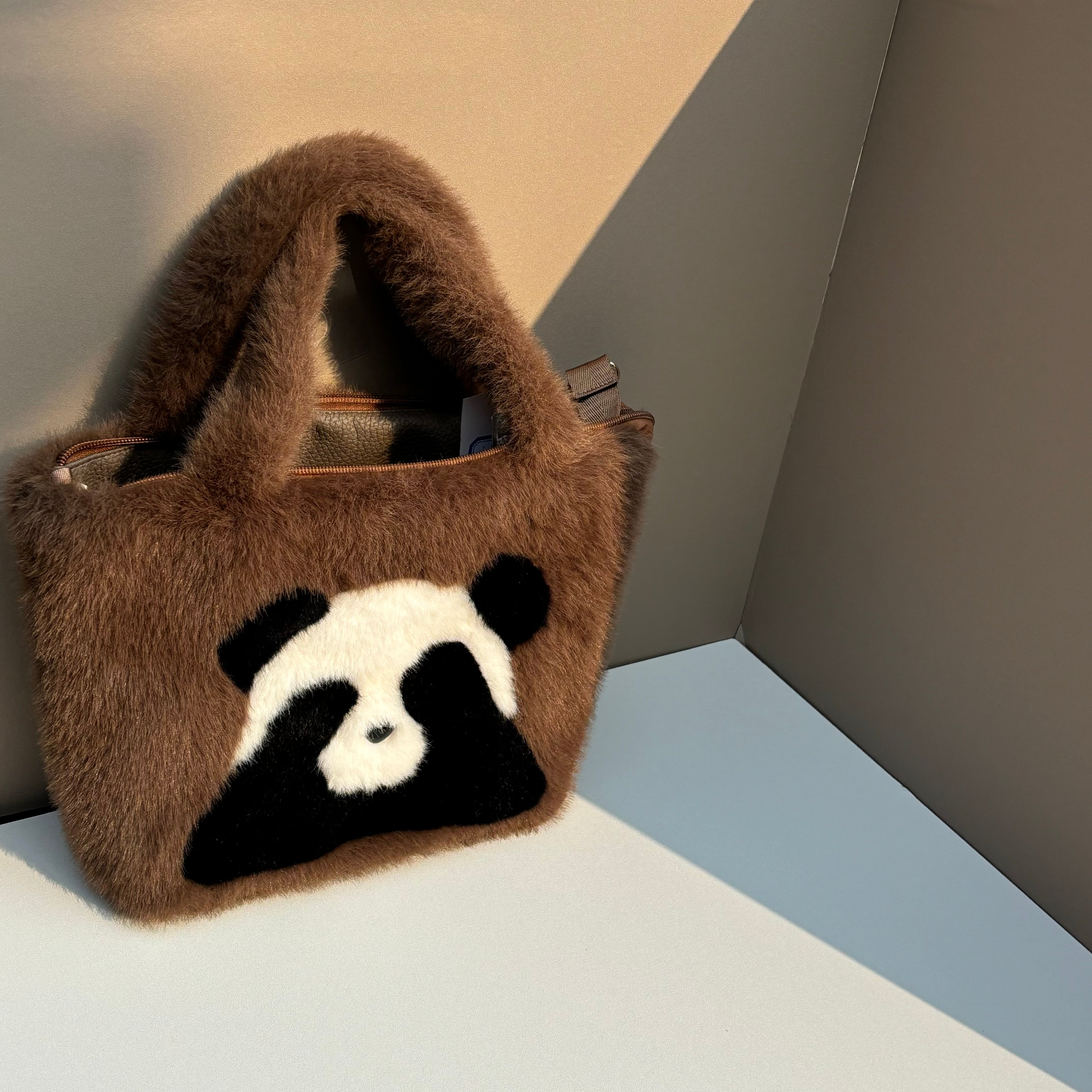 "Winter Wheat Ears" is a dual-purpose bag carried crossbody