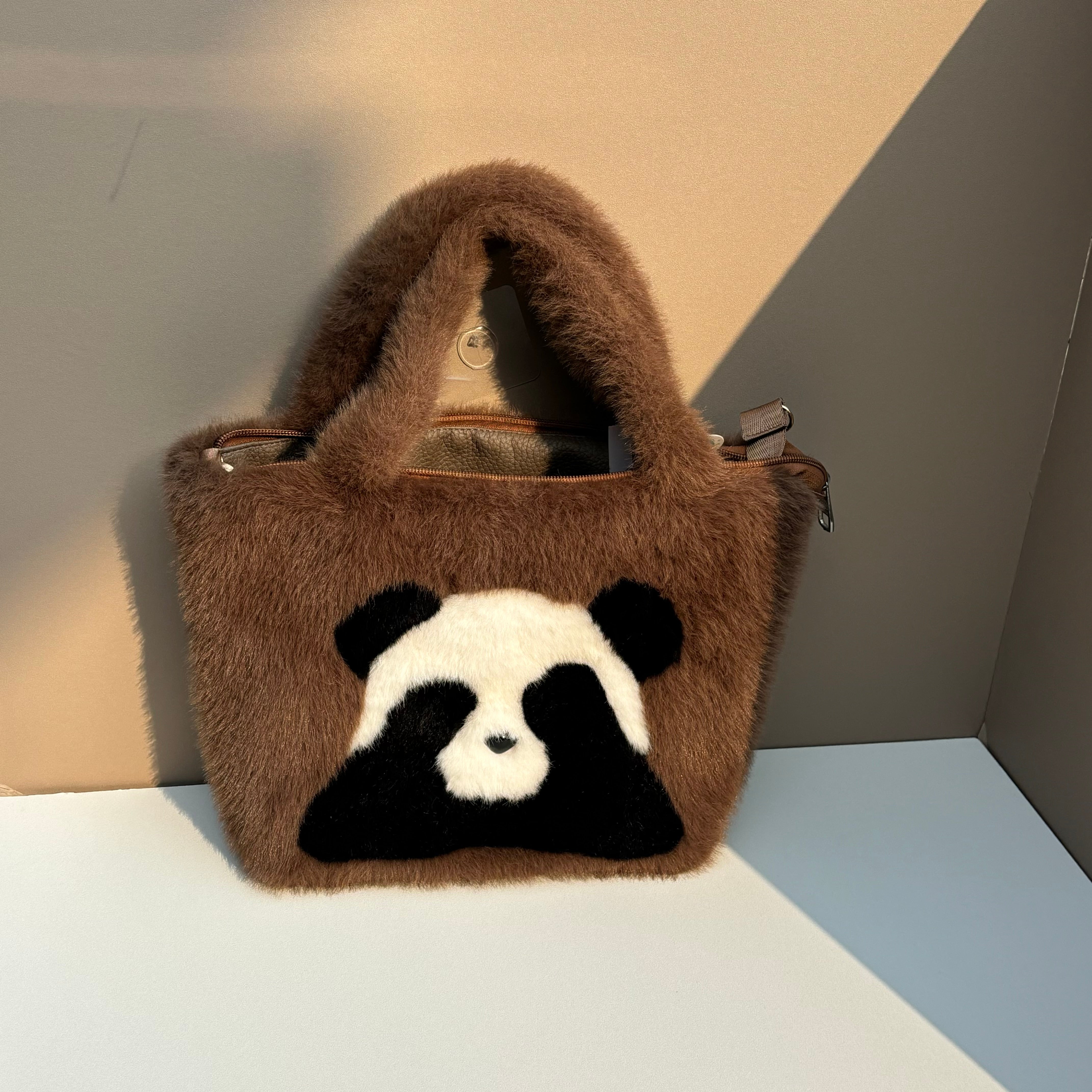 "Winter Wheat Ears" is a dual-purpose bag carried crossbody